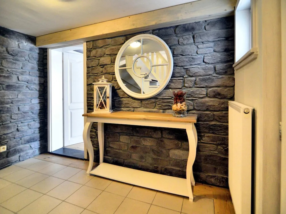 Luxurious Villa with Sauna, Hot Tub, Recreation Room, Large Enclosed Garden