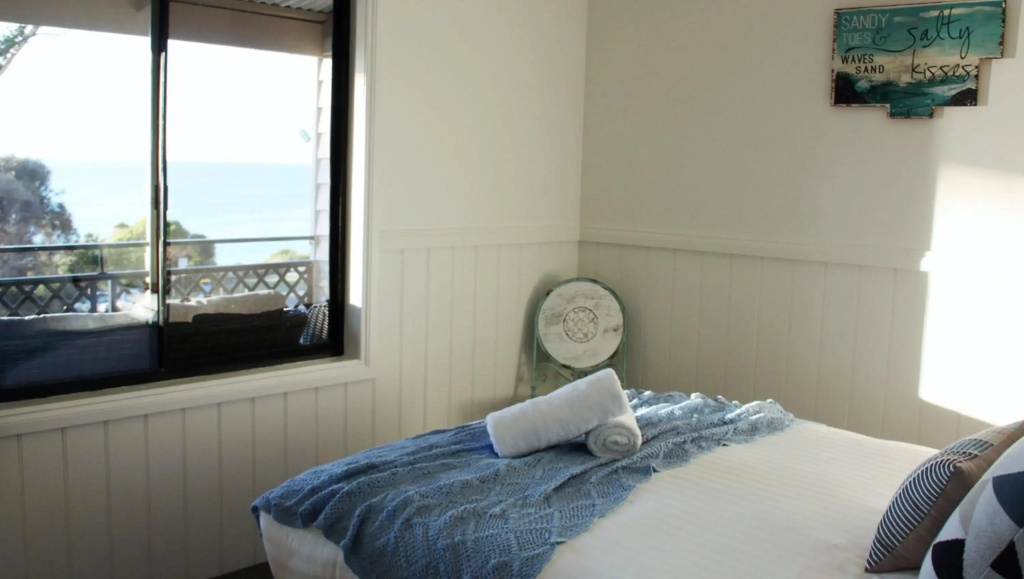 KINGFISHER COTTAGE Beachfront at the Binalong Bay