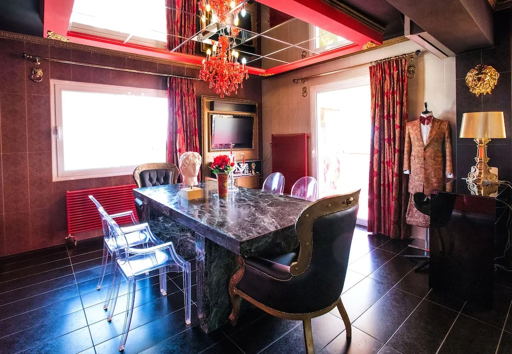 LUXURY SUITES - parking , central suites