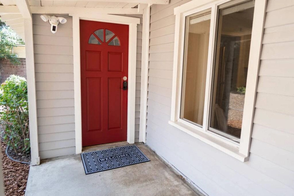 CHARMING UPGRADED 1-BEDROOM HOUSE IN GLENDALE  (p55)