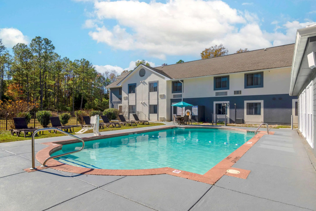 Comfort Inn & Suites - near Robins Air Force Base Main Gate
