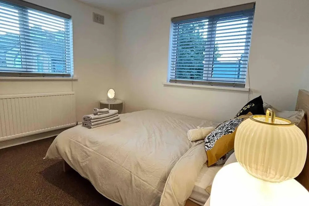 London Flat Next to Central Line Tube Station