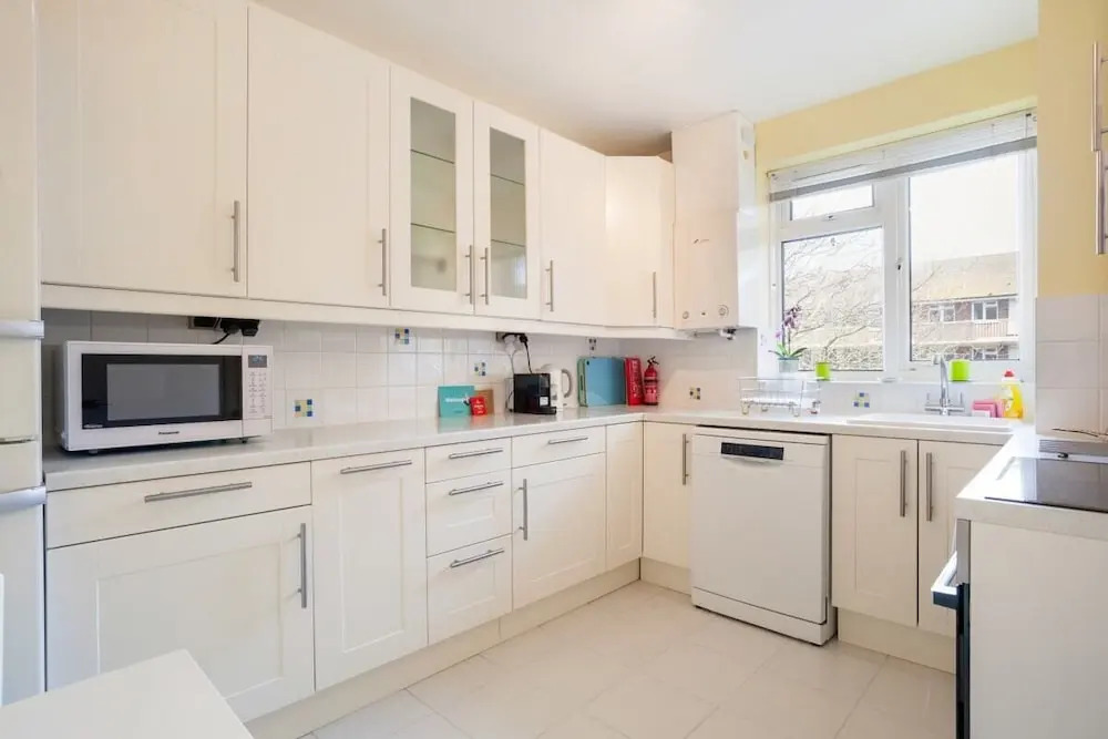 Spacious 3 Bed Flat W/communal Garden in Euston