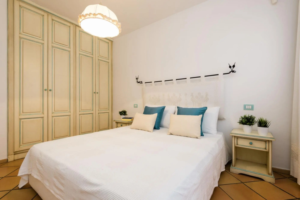 The apartment with garden and sea view  has 1 double bedroom and a twin bedroom, a bathroom with sho-Pedra Rosa A1