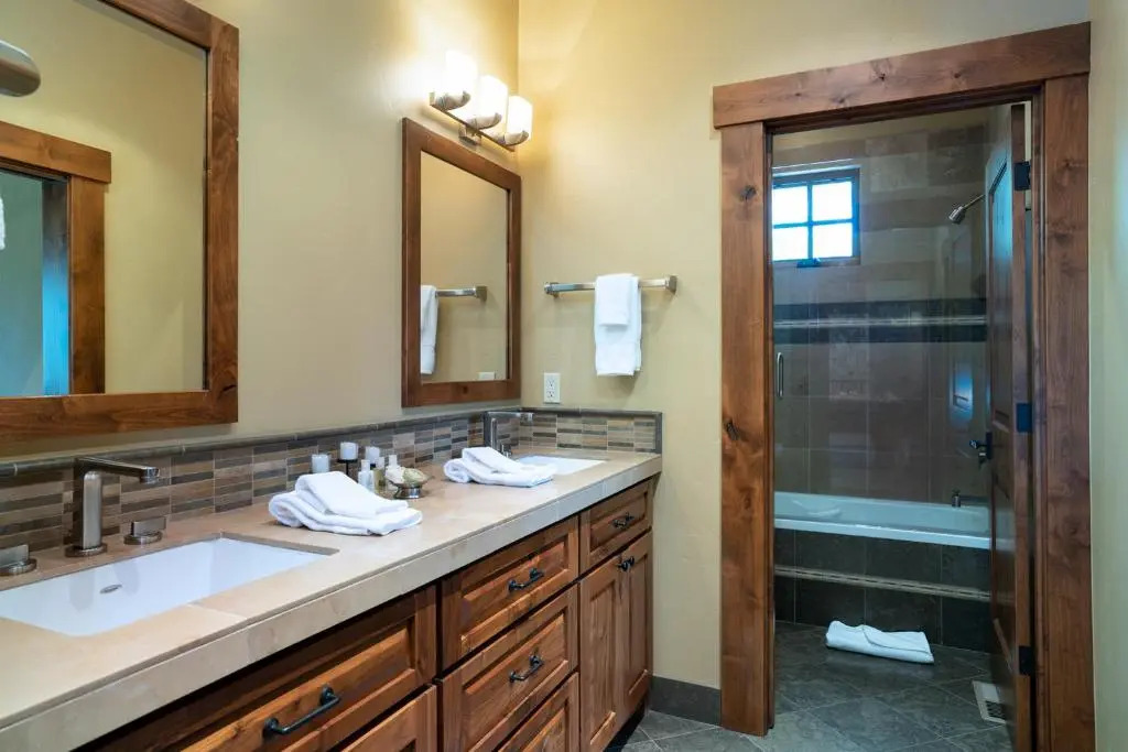 Luxury 4BD Residence on Old Greenwood Golf Course. Free Grocery Delivery