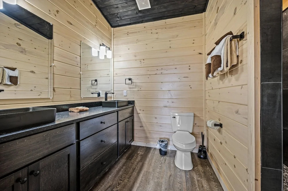 Ski Mountain Swim 3 Bedroom Home by Redawning