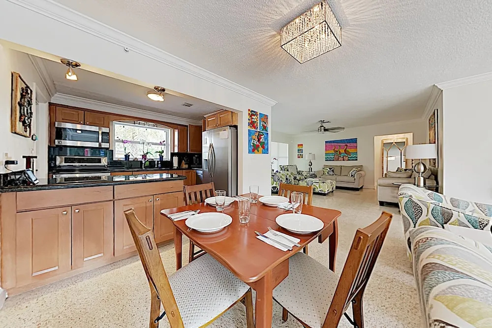 Lush Tropical W/ Private Pool - Near Beach 3 Bedroom Home