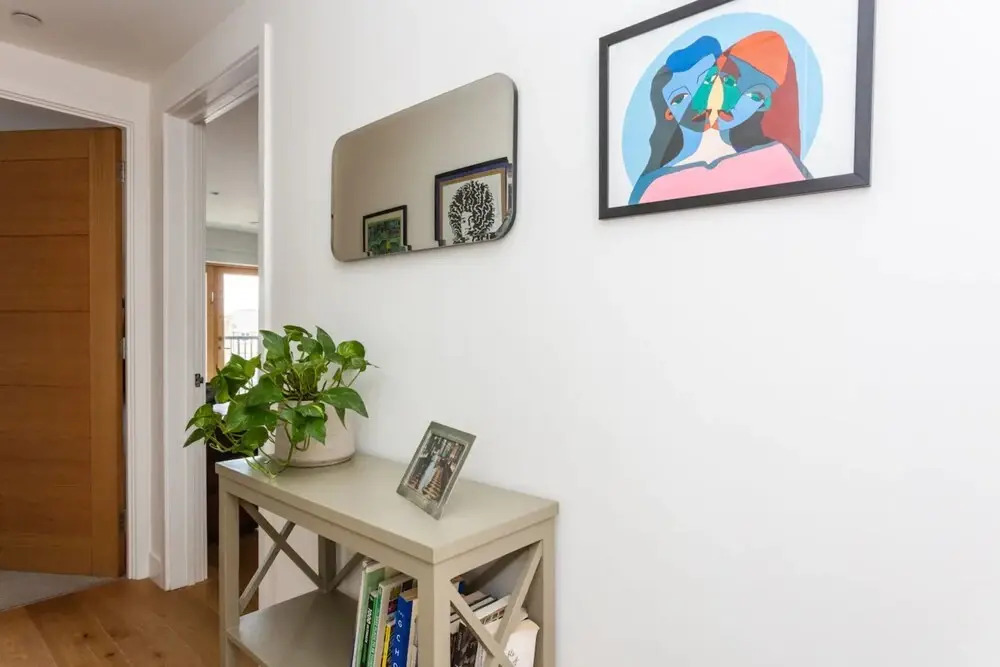 Bright 2 Bedroom Apartment Near Victoria Park
