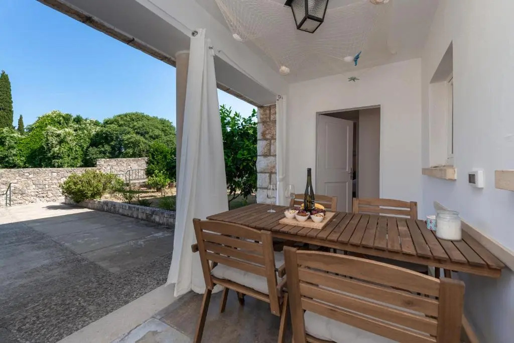 Apartment Near Old Town, FREE Parking & Huge Garden