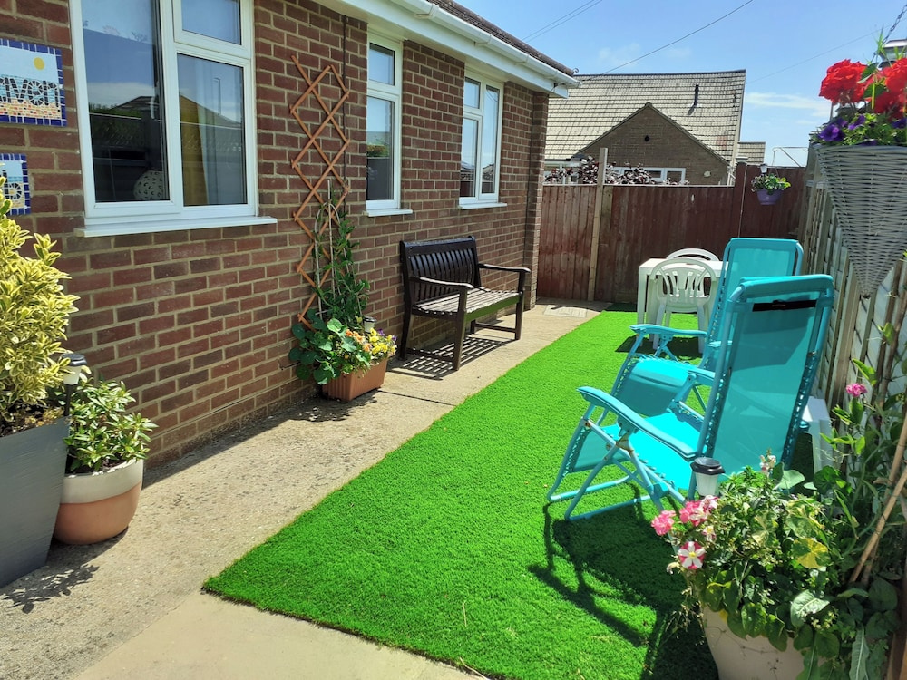 1-bed Seaside Retreat - Sleeps 2, Parking & Garden