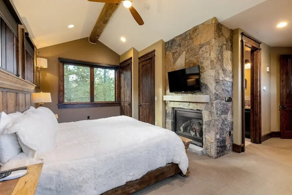 The Timber Lodge 957 7 Bedroom Home by RedAwning