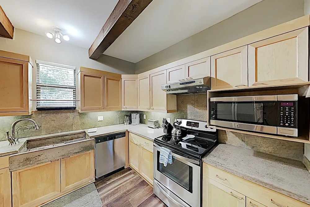 Custom Eco W/ Large Balcony, Walk Downtown 3 Bedroom Home