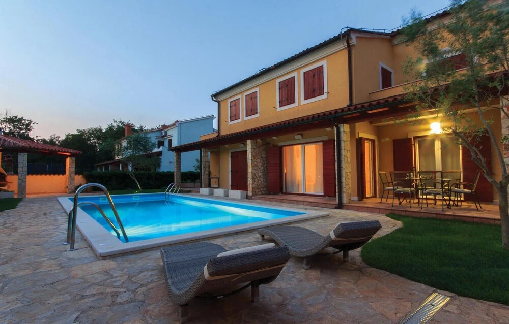 Awesome Apartment in Banjole With Wifi, 1 Bedrooms and Outdoor Swimming Pool