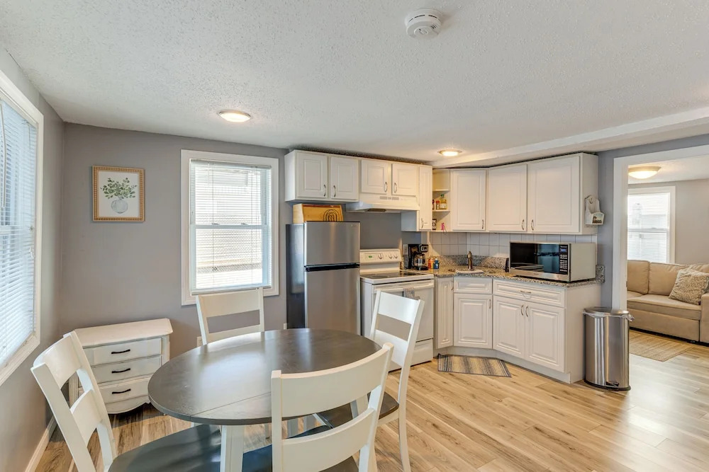 Walk to Public Beach Access! Breezy Hampton Condo