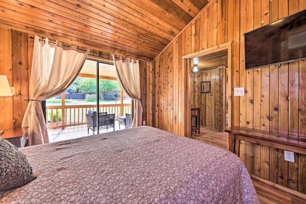 Couples Cabin w/ Luxury Deck, 1 Mi to Canyon Lake!