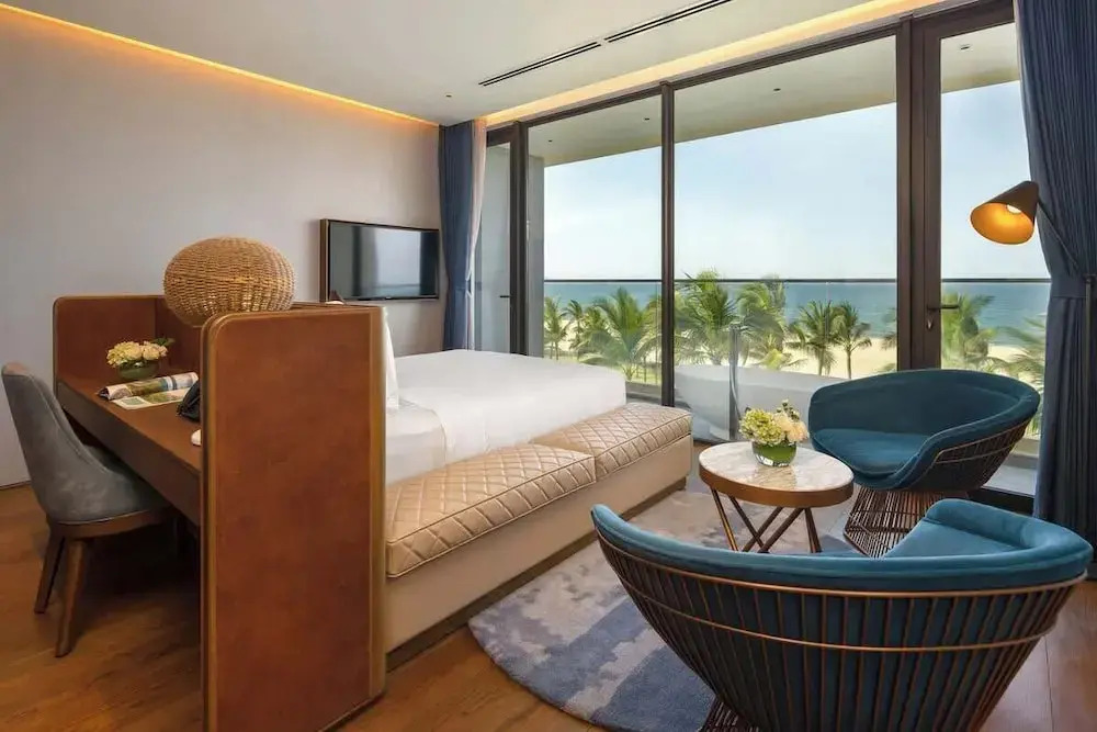 Golfers Paradise: Villa at World-class Course Edge