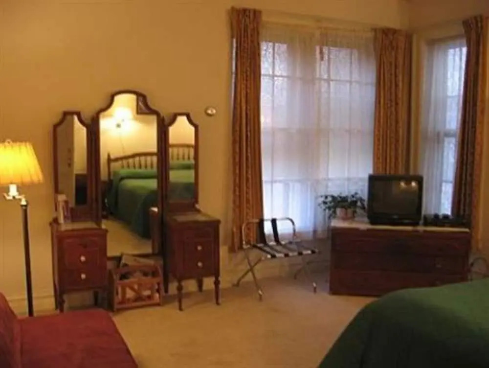 Olde Judge Mansion B&B