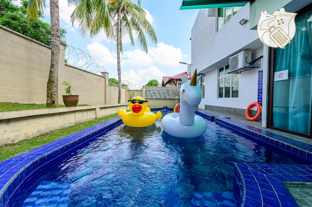 6BR Ampang Pool Villa 26P with Garden