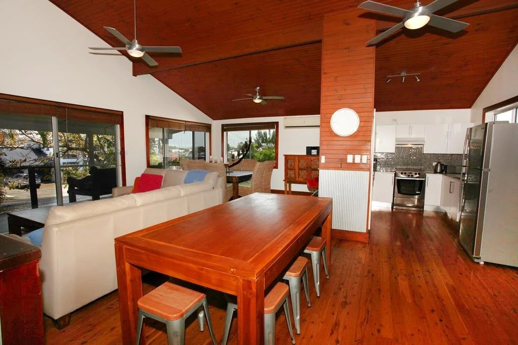 5 bedroom home close to beach, pool and pet friendly