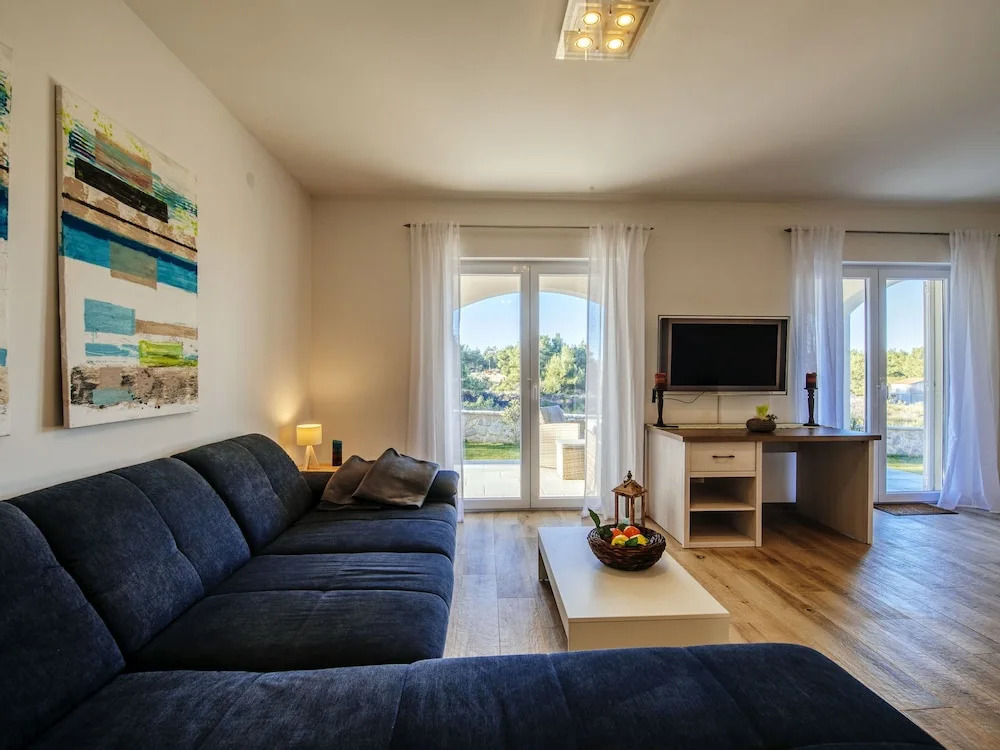 Luxurious Villa Near Vir With Swimming Pool