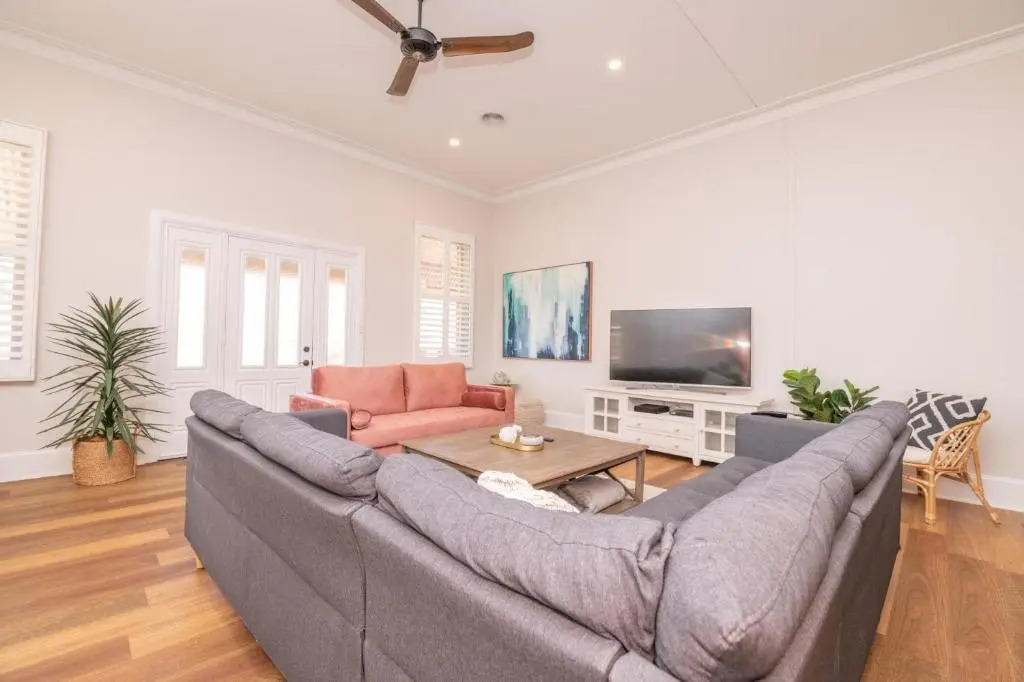 Dunkley House Bathurst Large CBD Heritage Home, Sleeps 10
