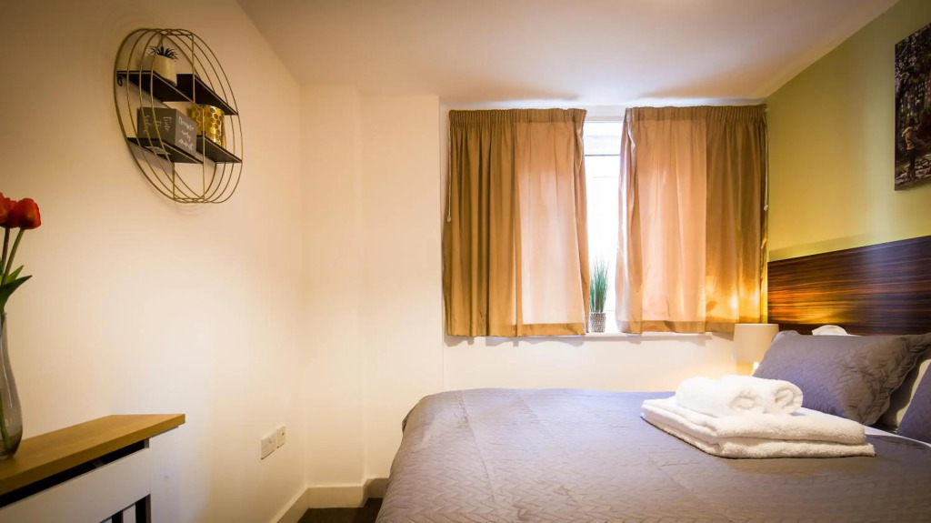 Splendid High Street 2 BR Apartment - King Bed - Wise Stays