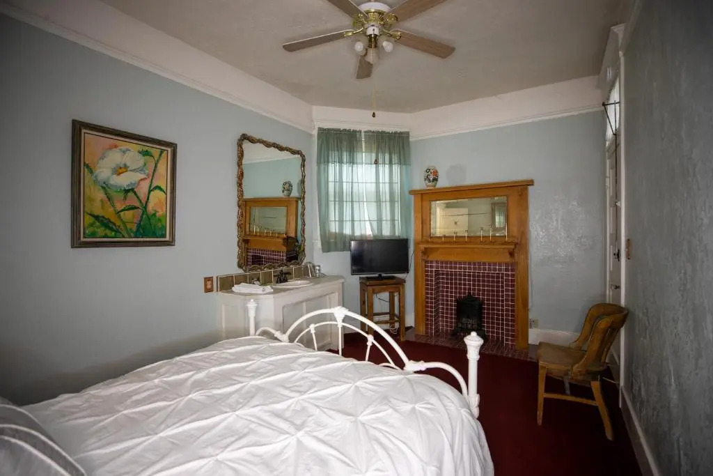 Bisbee Grand Hotel, Saloon, and Music Venue