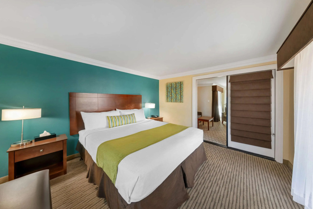 Best Western Harbour Inn & Suites Huntington - Sunset Beach