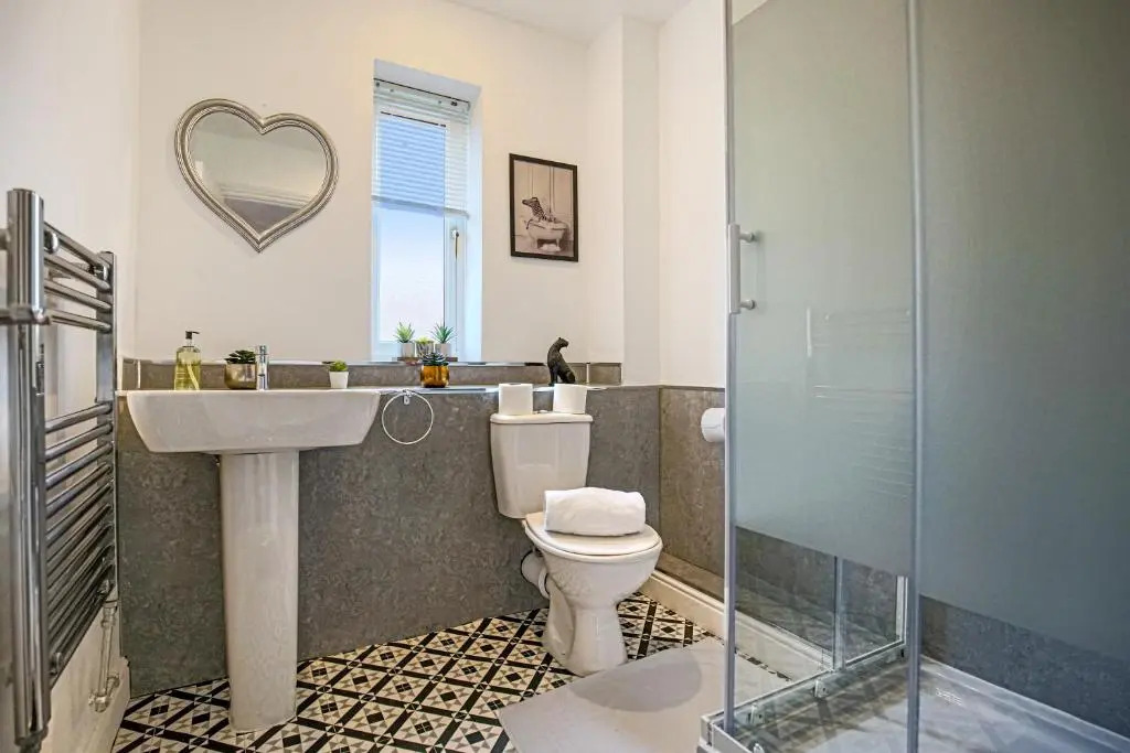 Detached House with Free Parking, Garden, Fast Wifi and Smart TV with Netflix by Yoko Property