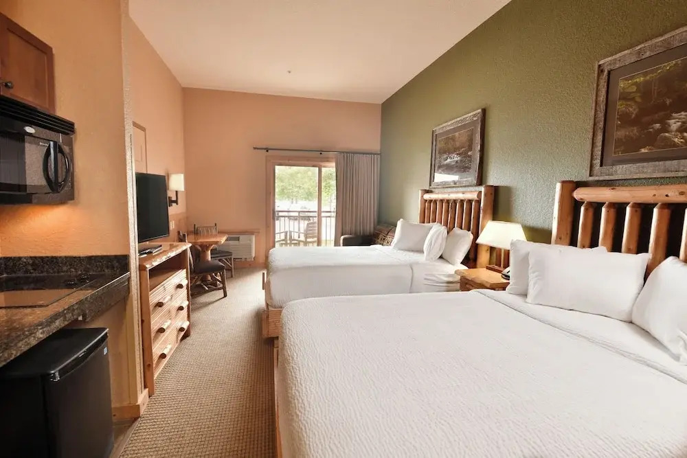 Wilderness at the Smokies – River Lodge Suites