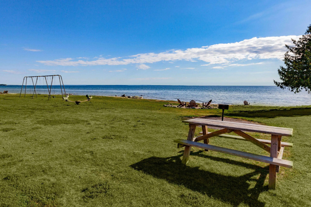 Days Inn & Suites by Wyndham St. Ignace Lakefront