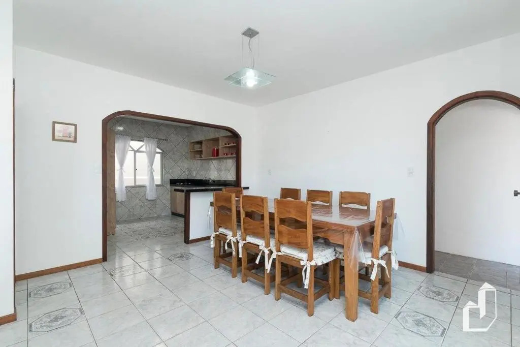 Casa térrea com 03 quartos em Canto Grande