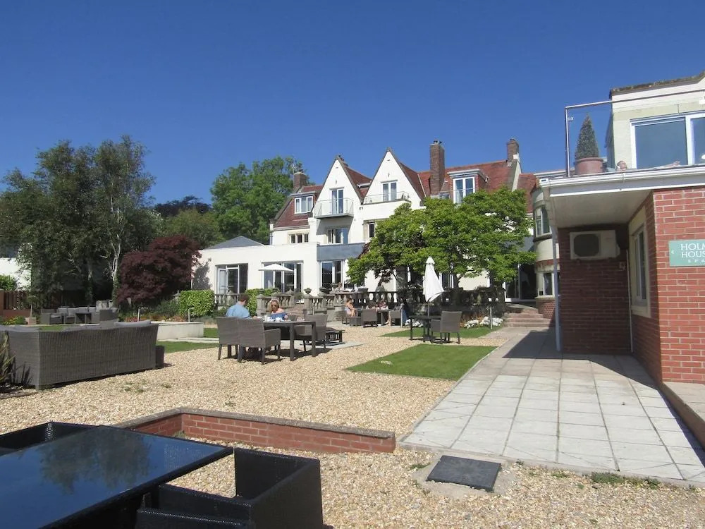 Holm House - Stylish Coastal Suites - HEDD Spa - Silures Bar & Restaurant