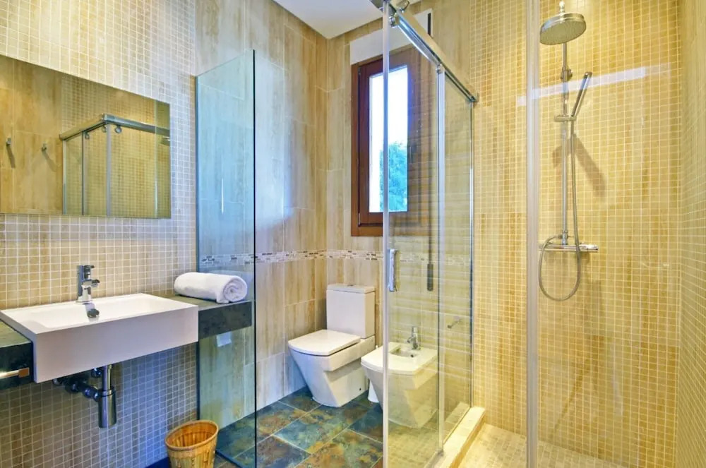 Villa - 4 Bedrooms with Pool, WiFi and Sea views - 104976