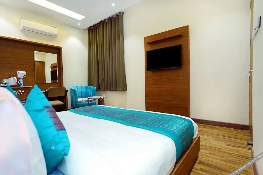 Hotel Aura Grand By Levelup Hotels