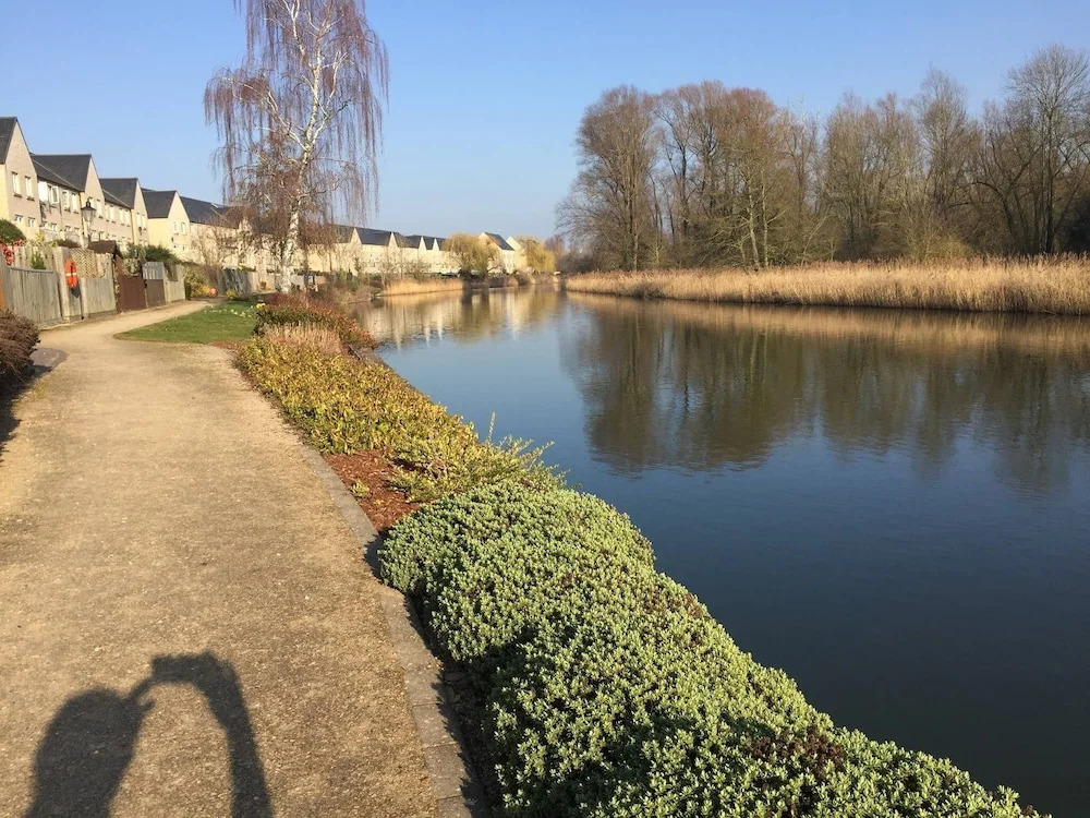 2BR &2 Bath Riverside Penthouse 2 Parking View Near St Neots