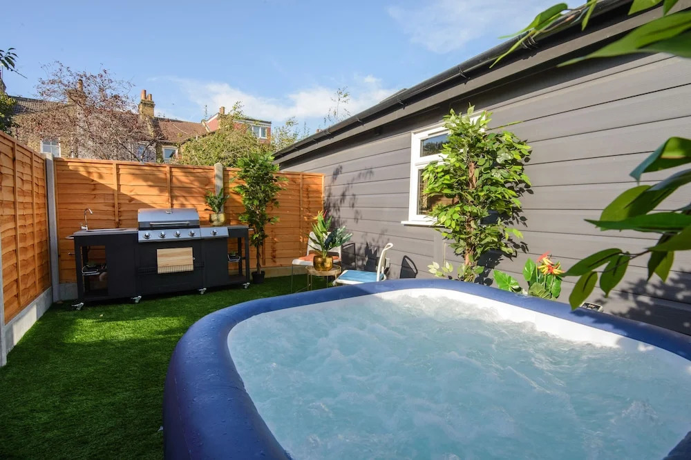 Luxury Versace 2 Bed, Hot Tub, Pool Table, Sky Tv