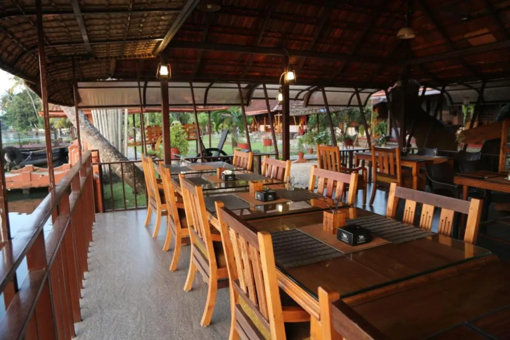 Alaya Stays Palm Dale Heritage Backwater Retreat with Garden & Restaurant