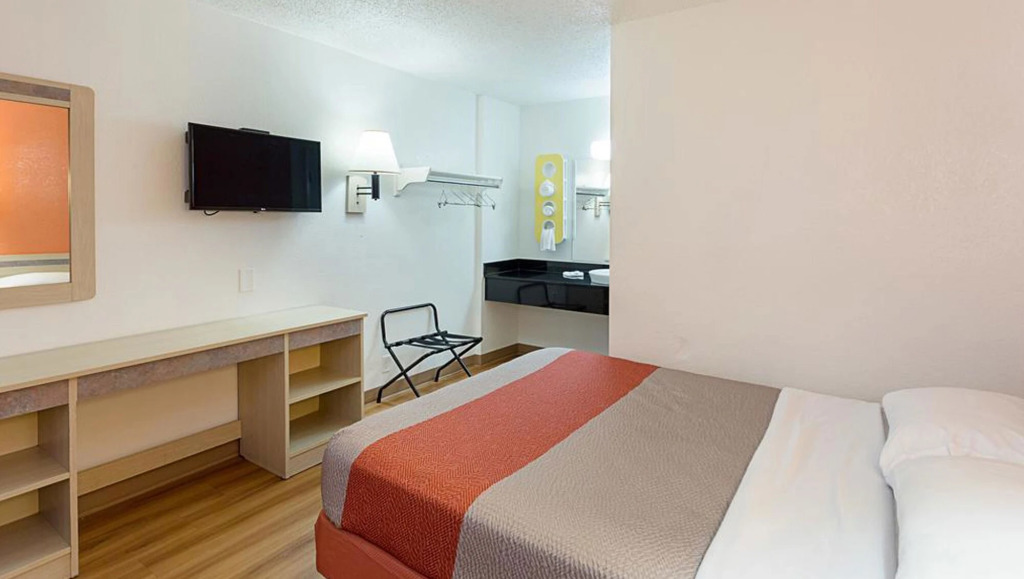Super 6 Inn & Suites Baton Rouge