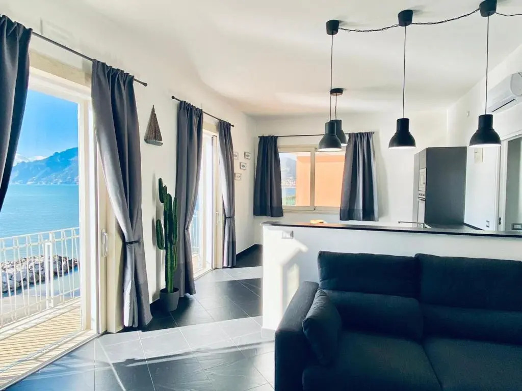 Sea View Apartment 5 mt from the beach