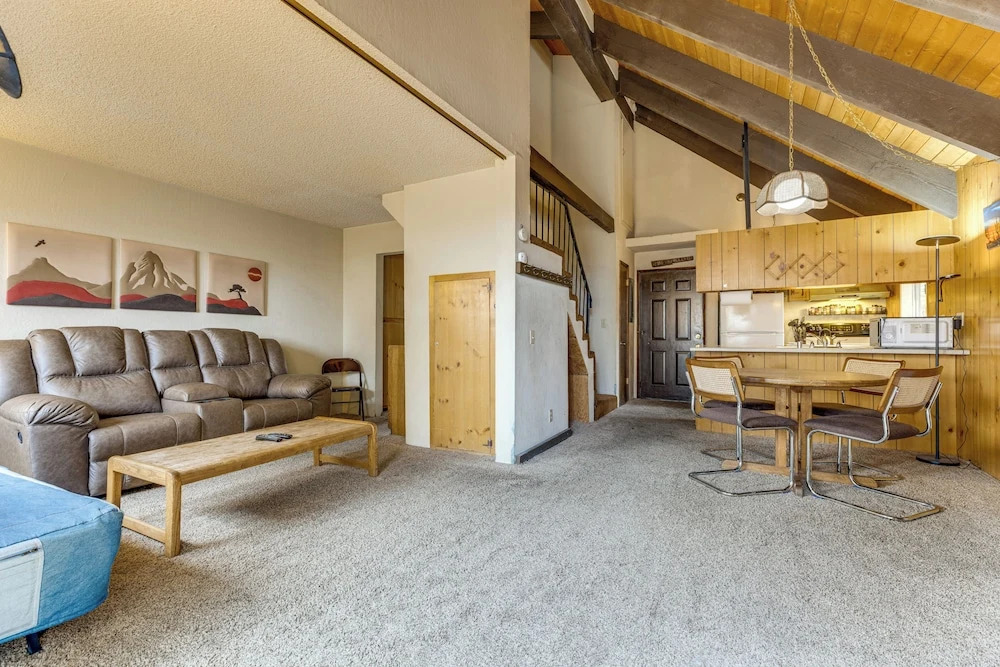 Mammoth Lakes Condo w/ Fireplace & Mountain Views