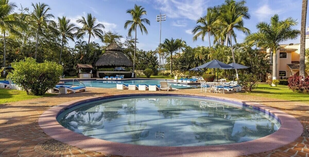 Cozy 3BR House - Front of Marina- Pool