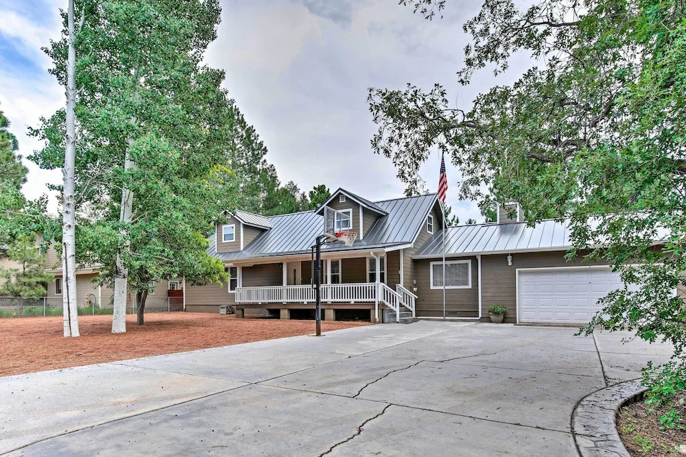 Game Room, Yard, Deck & Fireplace: Lakeside Home
