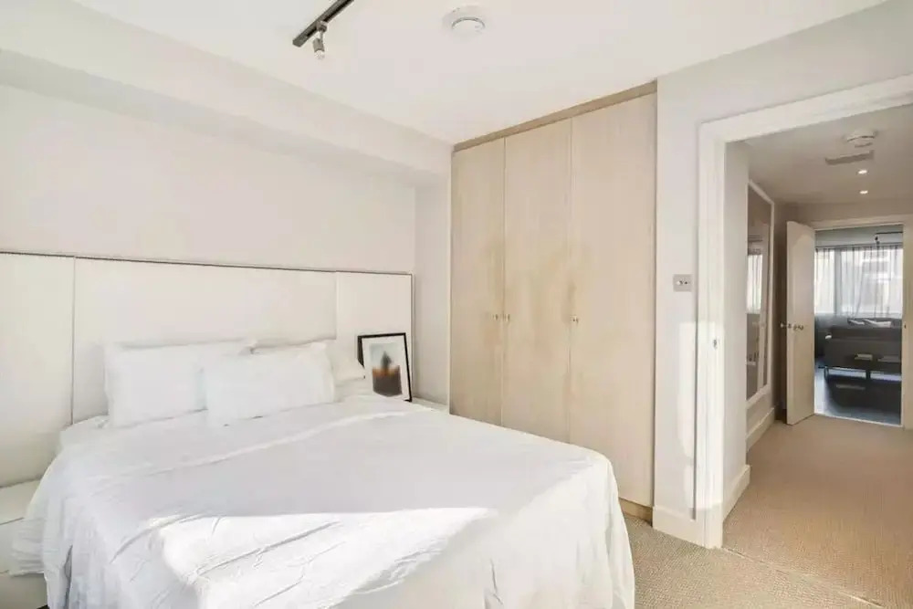 Luxurious 3-bed 2-bath Apartment in Belgravia