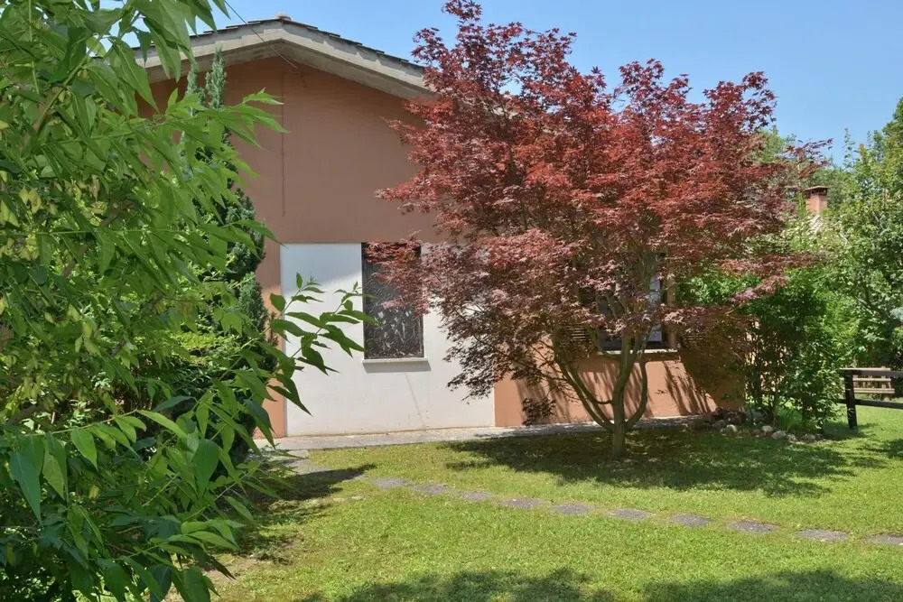 Residence ai Vigneti - 4 Sleeps With A c in Residence With Pool in Bardolino