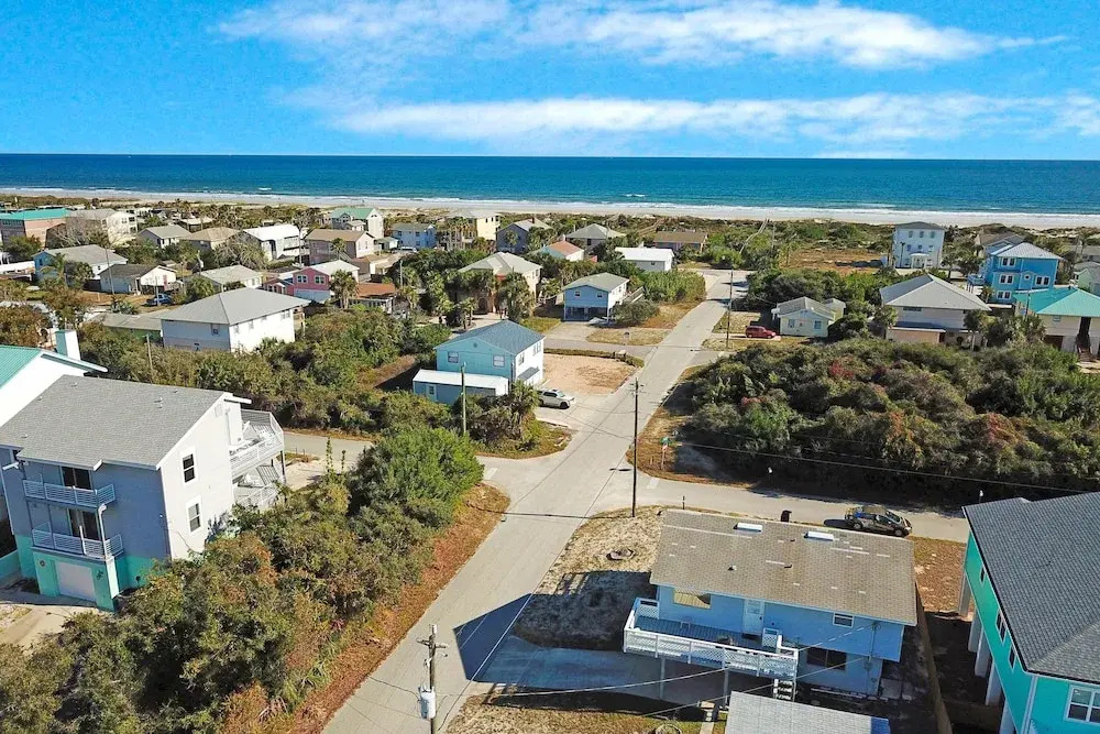 Serene 2-level Home With Wifi & Deck - Walk to Beach, 1 dog Welcome