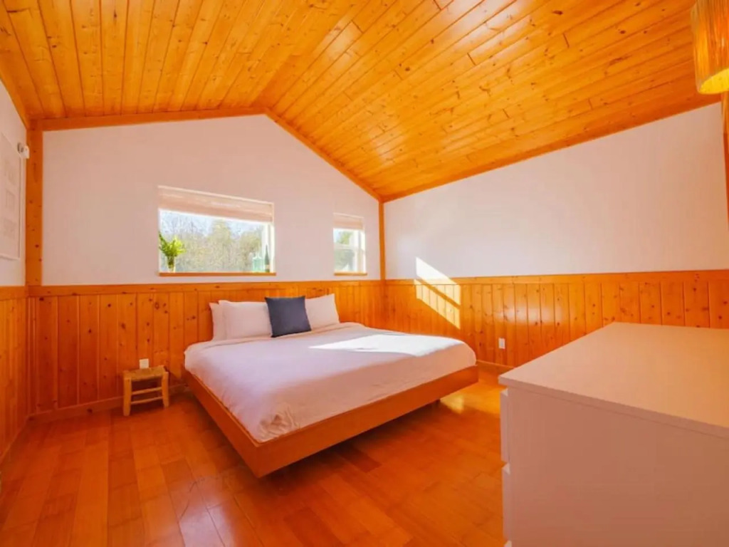 The Perch Modern 2 Bed Cabin with Patio and Hot Tub