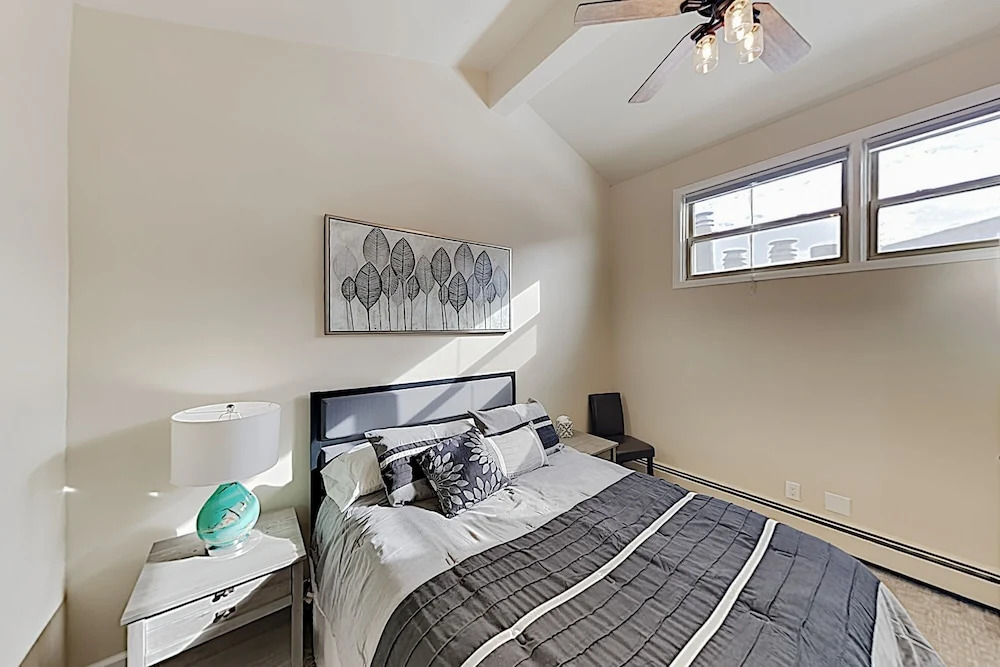 New Listing! Sparkling 4 Min. From Lifts 3 Bedroom Condo