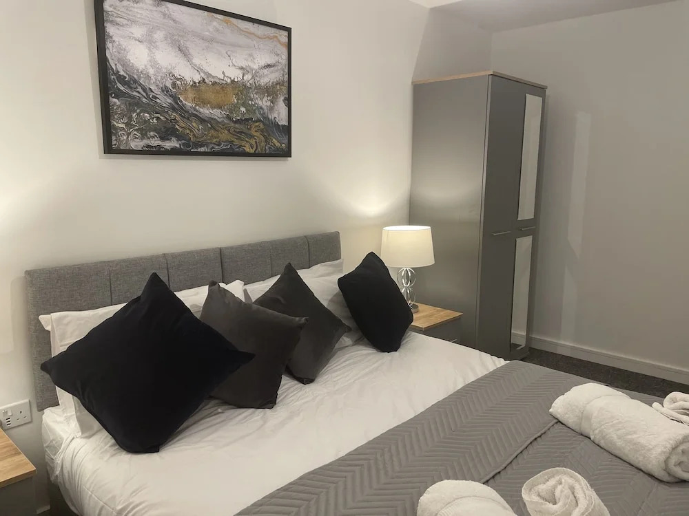 Beautiful 3-bed House in Derby With Parking