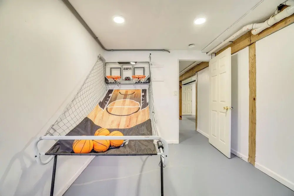 Game Room Poconos Family Home 13 Mi to Skiing